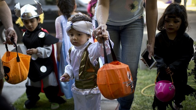 kids celebrating halloween