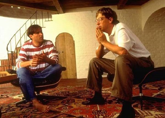 Steve Jobs and Bill Gates sitting together