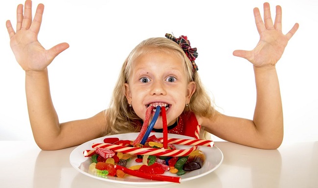 kids eating jellies