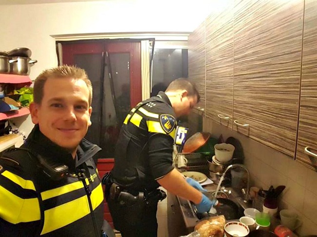 Dutch officers cook food for hungry kids