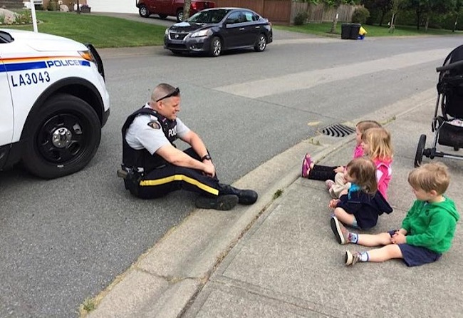 police man sitting with toddlers