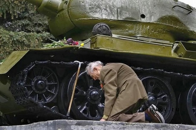 veteran comes face to face with the tank he served