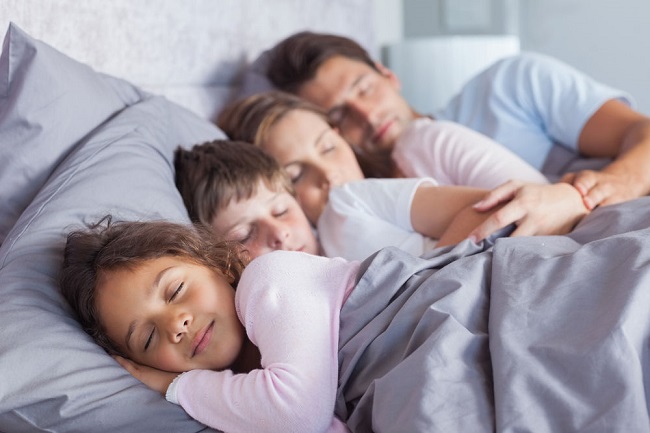 couple sleeping with kids 