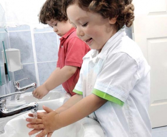 kids washing hands