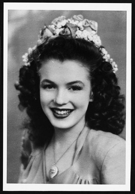 A 15-year-old Norma Jeane Mortenson posing like a beauty queen A 15-year-old Norma Jeane Mortenson posing like a beauty queen