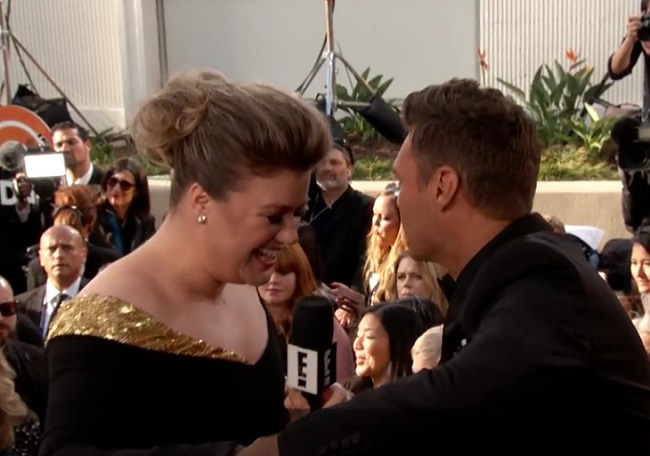 Kelly was doing interview at the Golden Globes red carpet