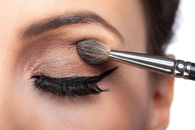 wrong way to apply dark eyeshadow