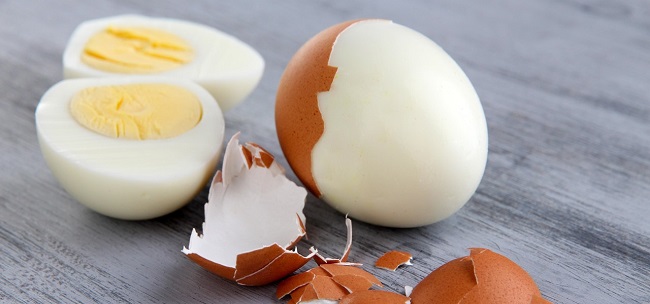 Peeling boiled eggs easily