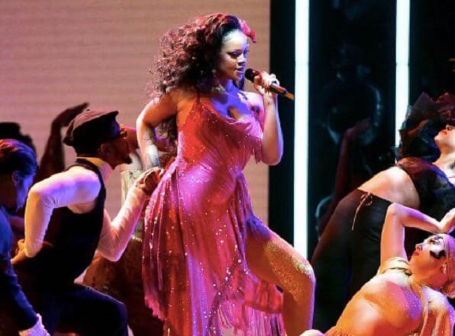 Rihanna’s dress at the Grammys indicated she is pregnant