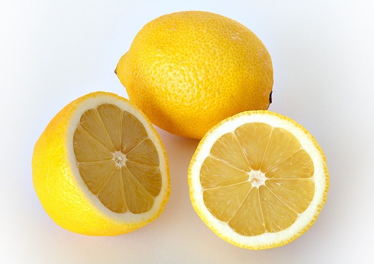 Lemons to whiten teeth