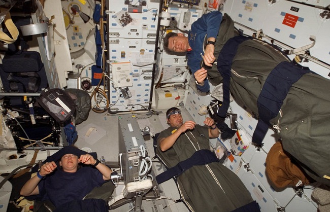 Astronauts wake up from a suffocation