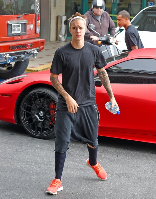 Justin Bieber Looks Unhappy