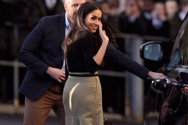 meghan waving at people 