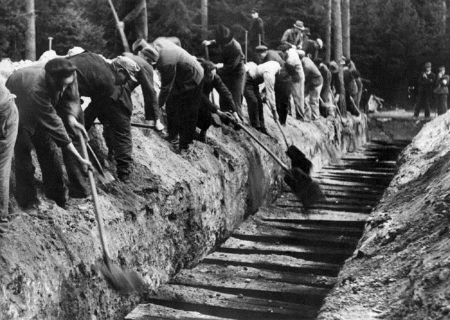 Nazi soldiers diging grave