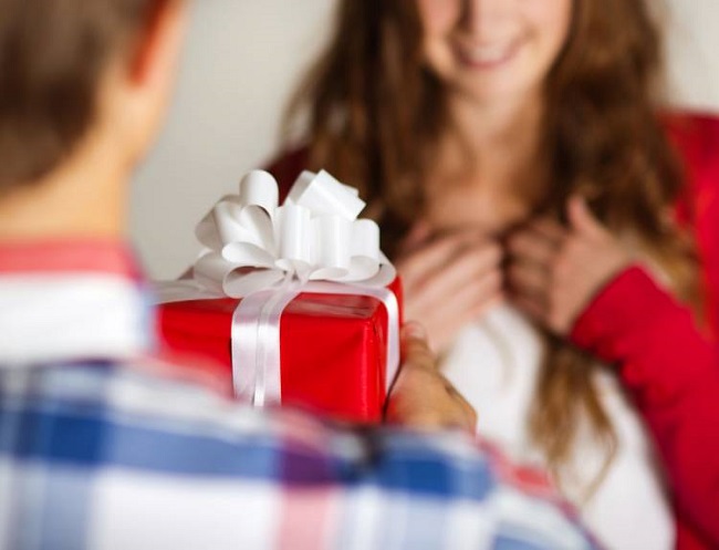 giving present to girlfriend