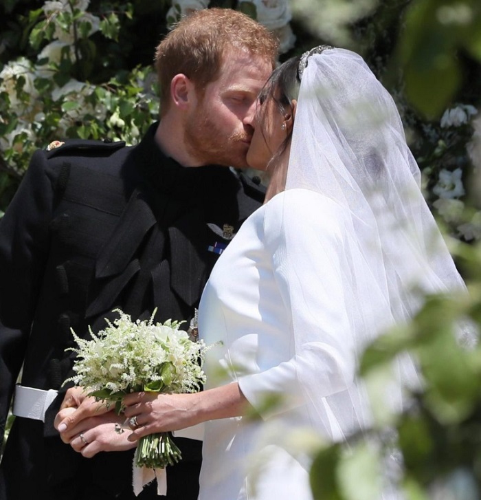 Prince harry and meghan kissing