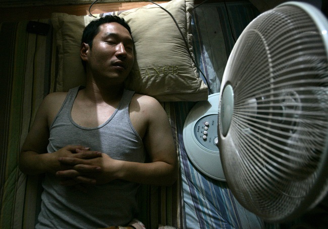 sleeping under electric fans 