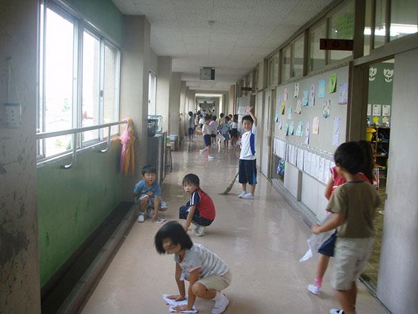 The students do the cleaning themselves