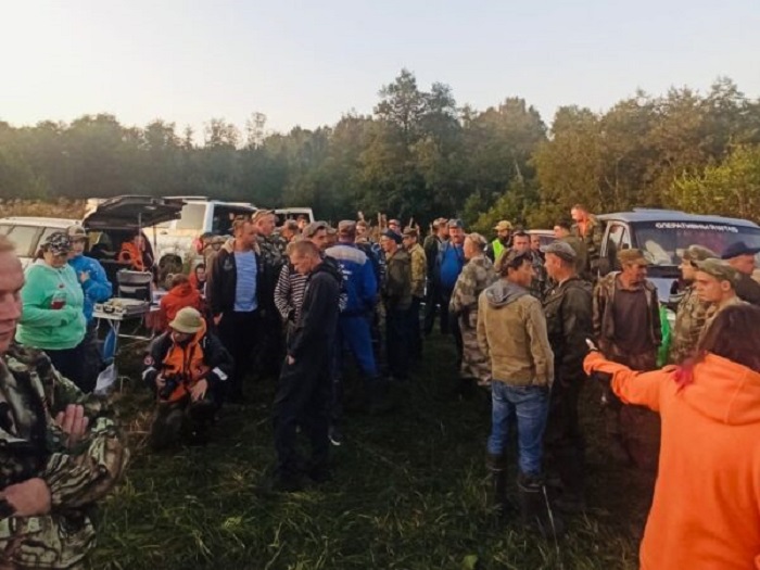 Rescuers carried her to the edge of the forest, and she was immediately sent to the hospital Rescuers carried her to the edge of the forest, and she was immediately sent to the hospital