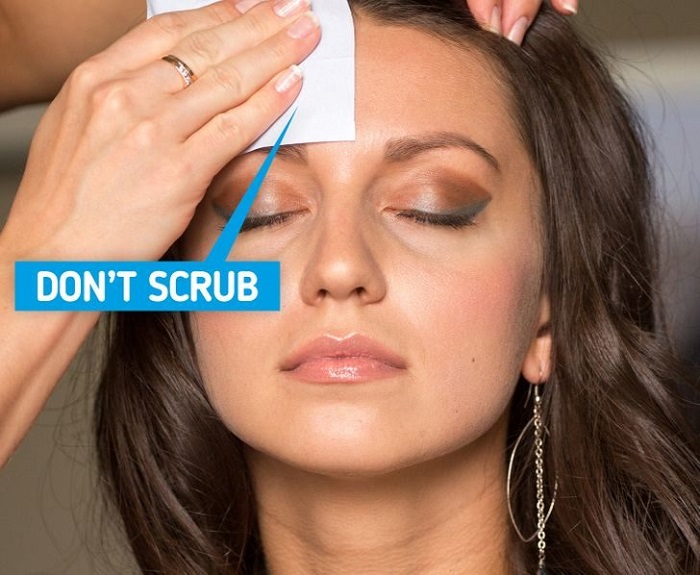 Carry some oil-blotting papers with you when you go out Carry some oil-blotting papers with you when you go out