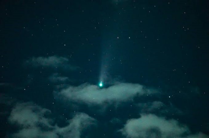 What makes the comet green